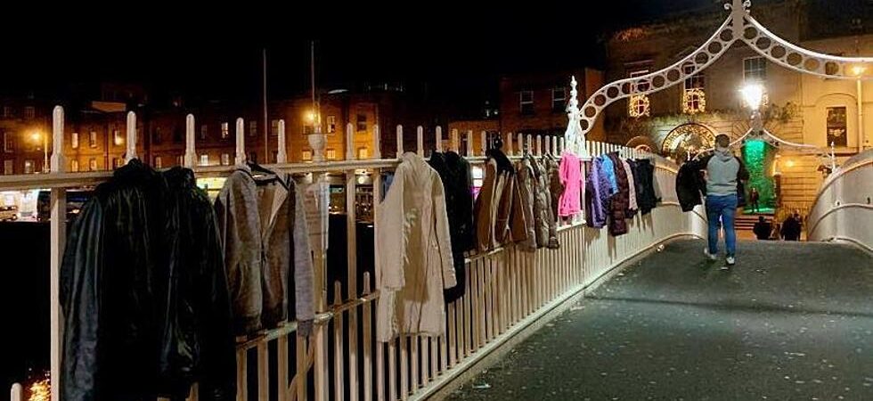Le Ha'Penny Bridge et ses manteaux solidaires à Dublin