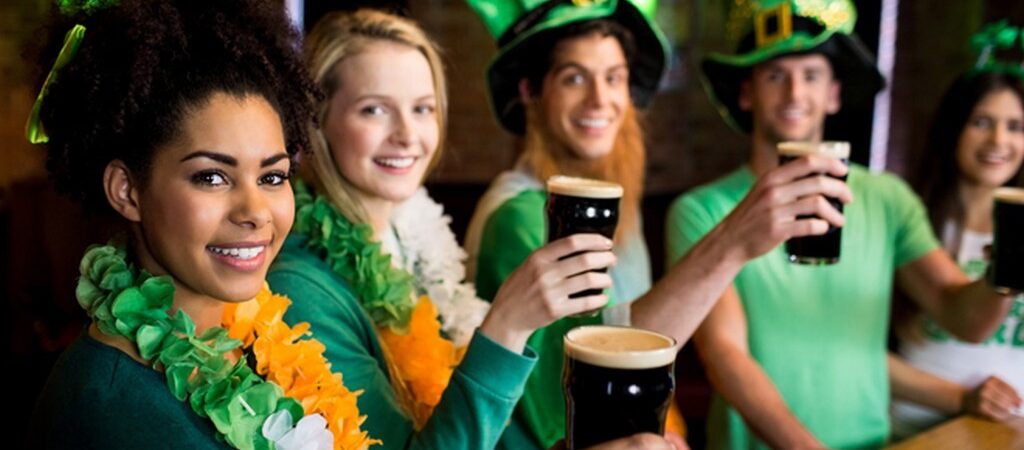 Des amis fêtant la Saint Patrick