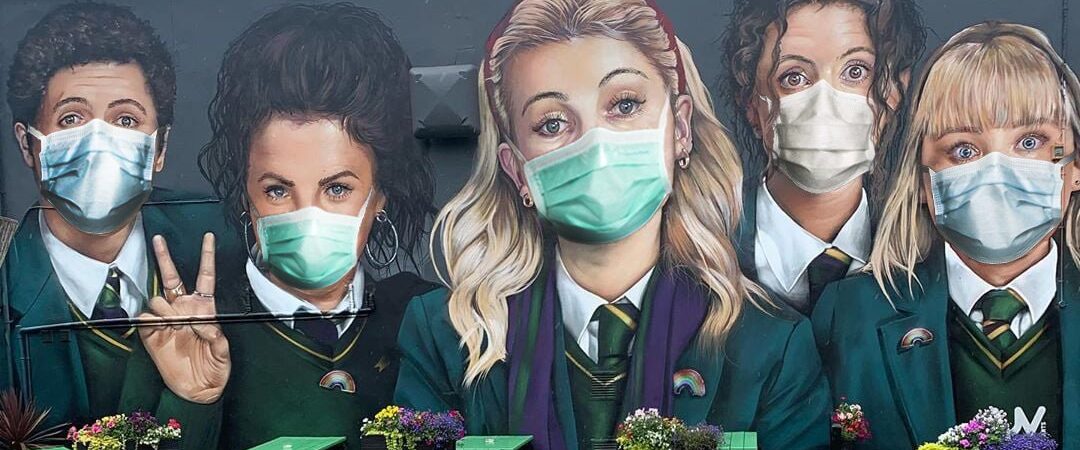 La fresque Derry Girls évolue avec le COVID-19