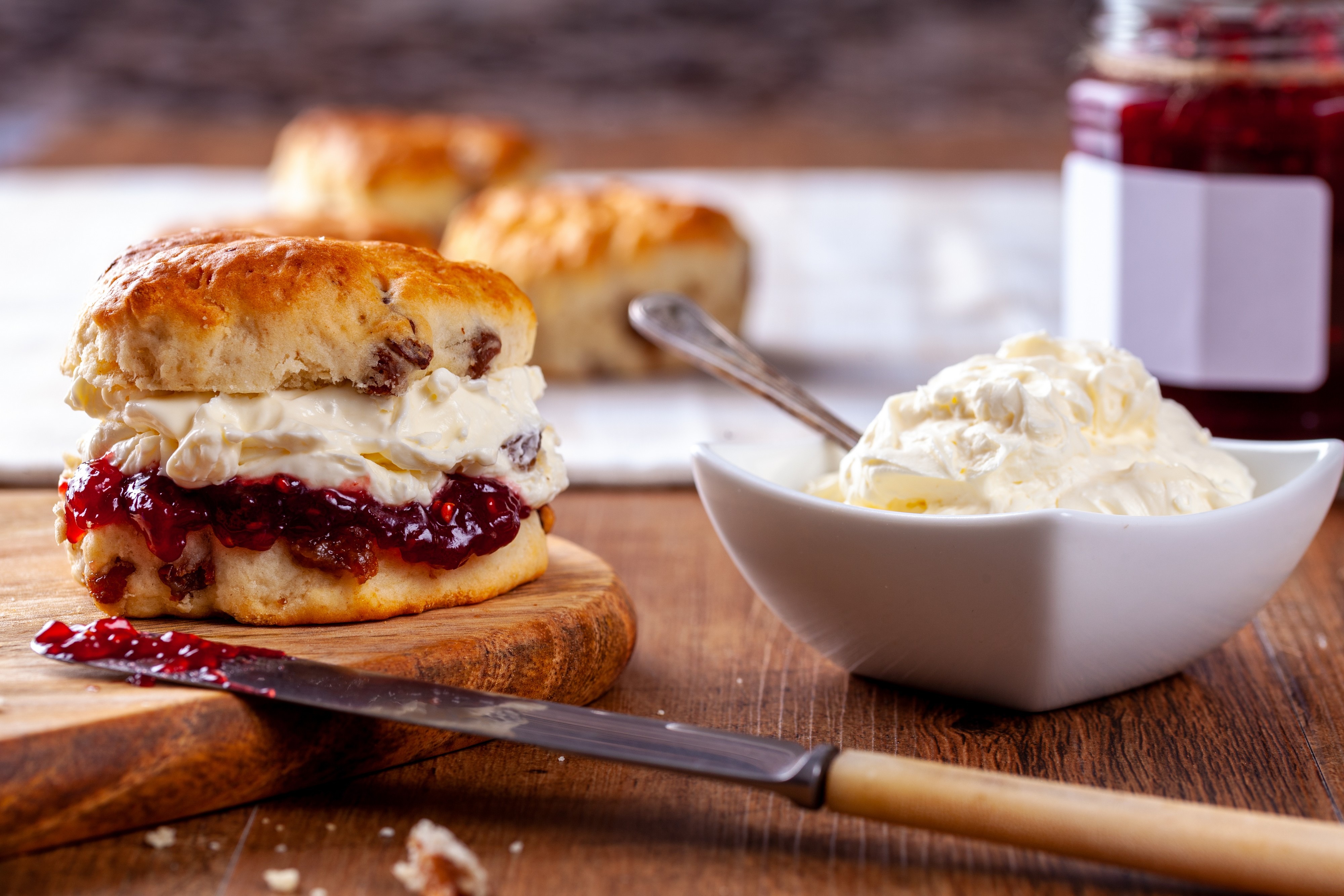 Un scone avec de la clotted cream - © Dave Denby Photography