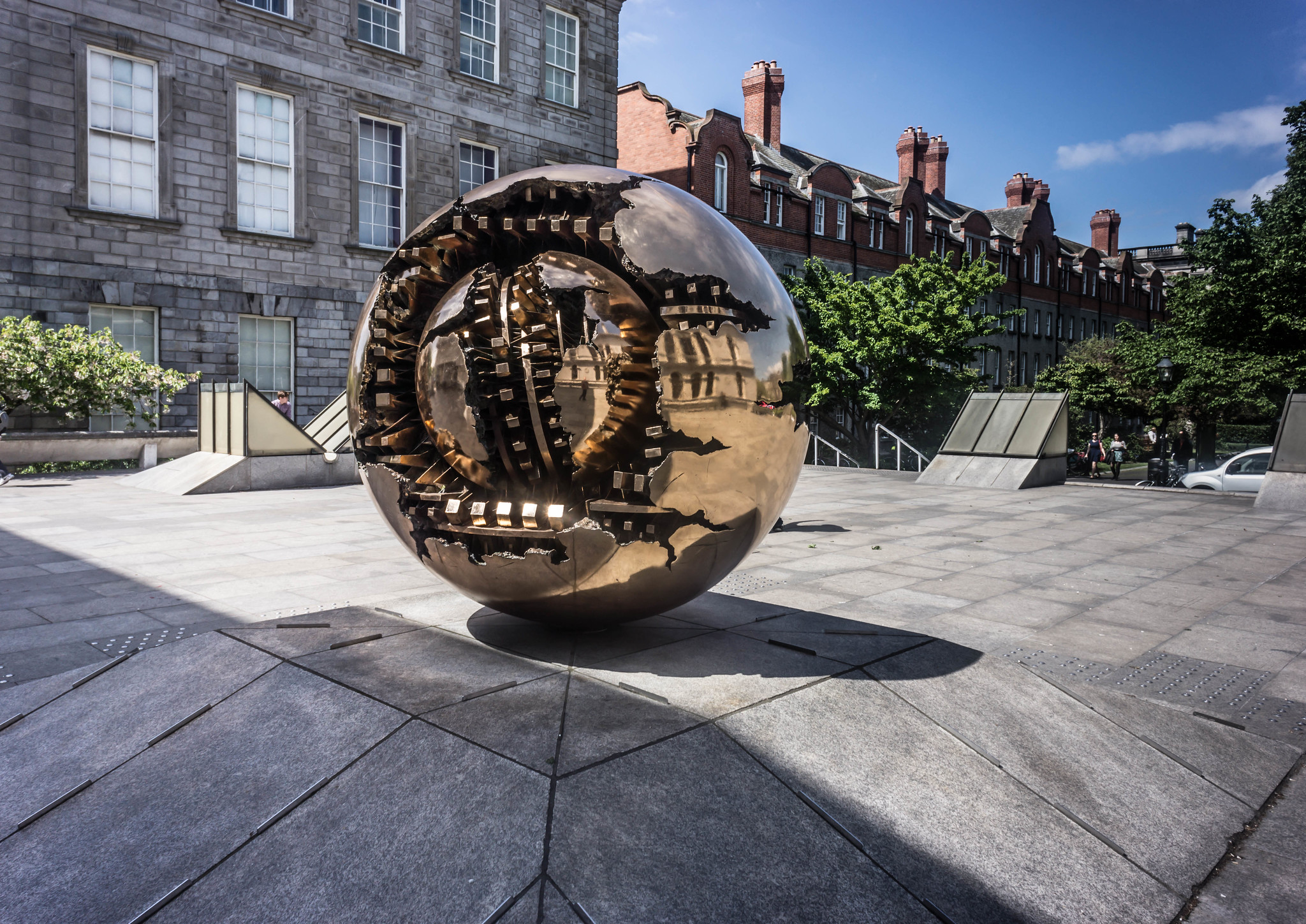 Sphere with Sphere à Trinity College, Dublin - William Murphy - cc