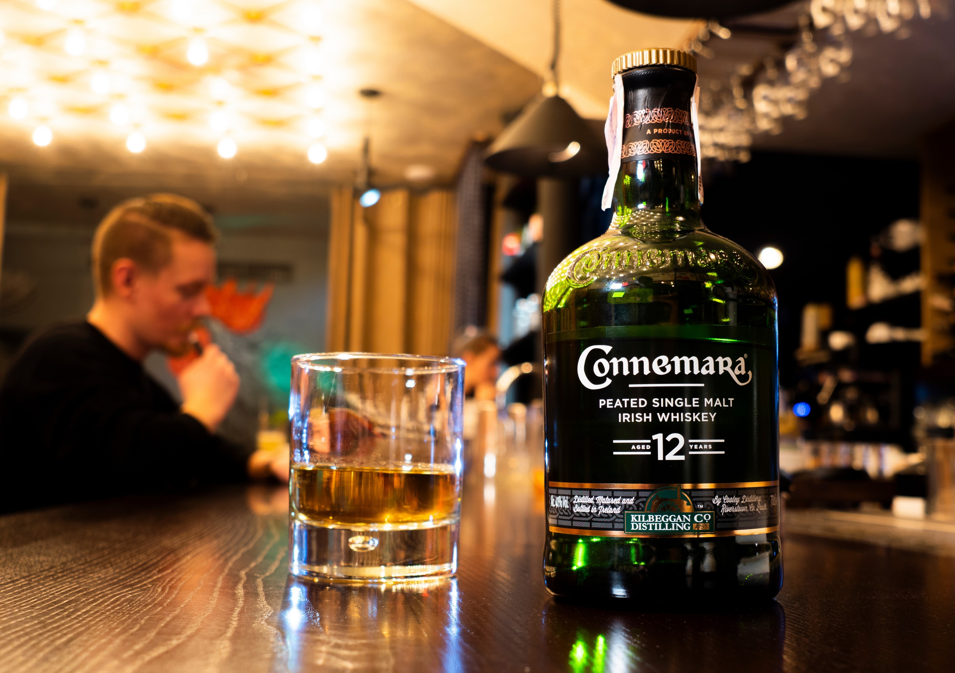 Une bouteille de Whiskey Connemara - IgorGolovniov