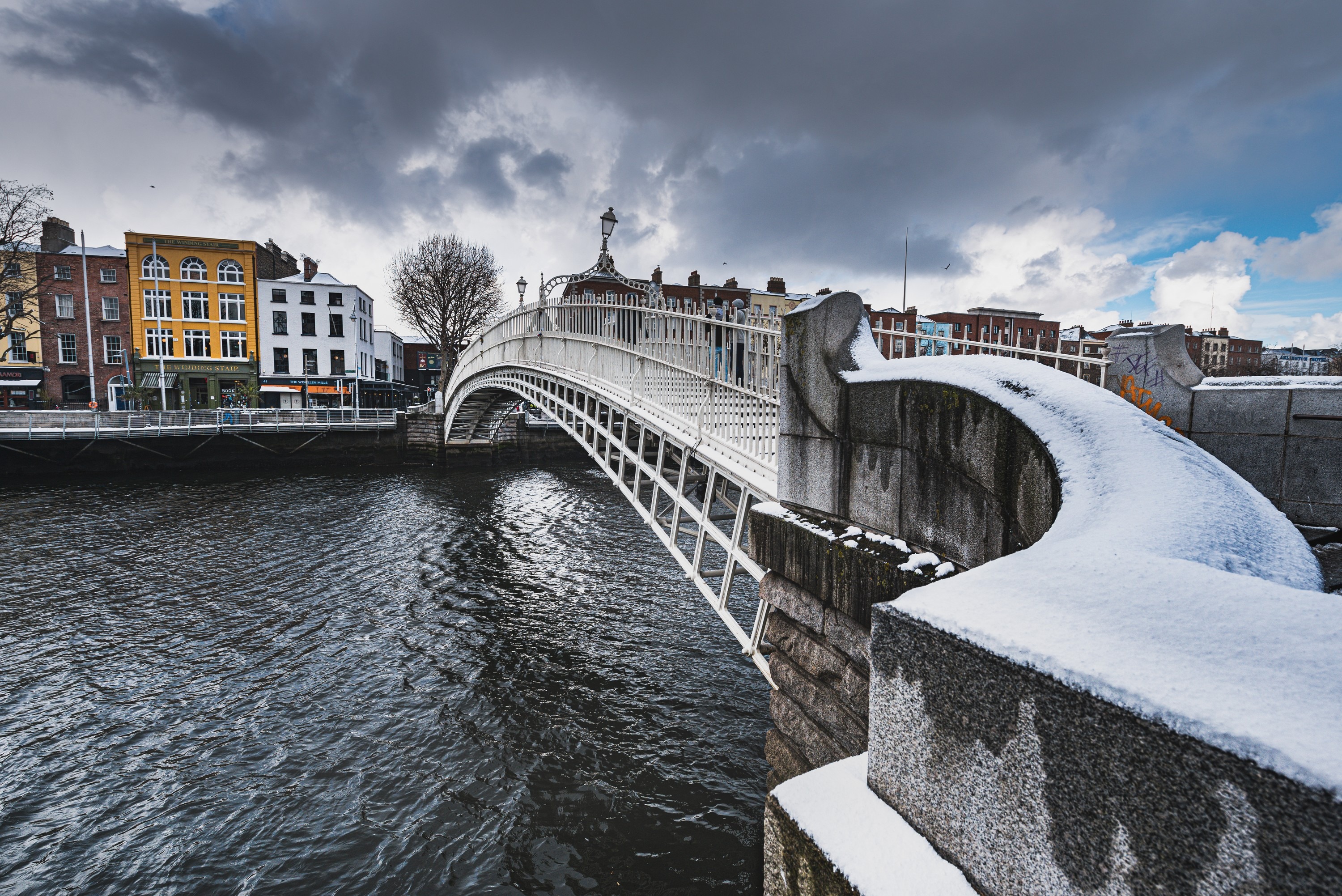 De la neige à Dublin - © Roberto

Dramatic view of the Ha ' Penny Bridge covered by snow against dense clouds. The Irish pedestrian overpass across the River Liffey provides a sense of community