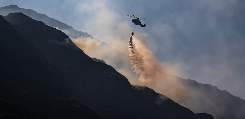 Un hélicoptère survolant l'incendie du Parc National de Killarney - © gabriel12