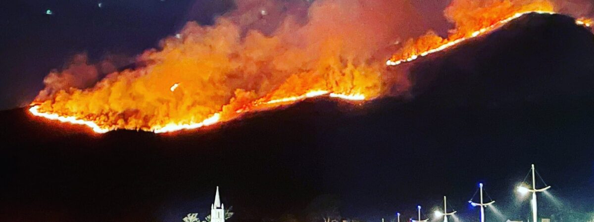 L'incendie dans les Mourne Mountains - Danny Lowry (Twitter)
