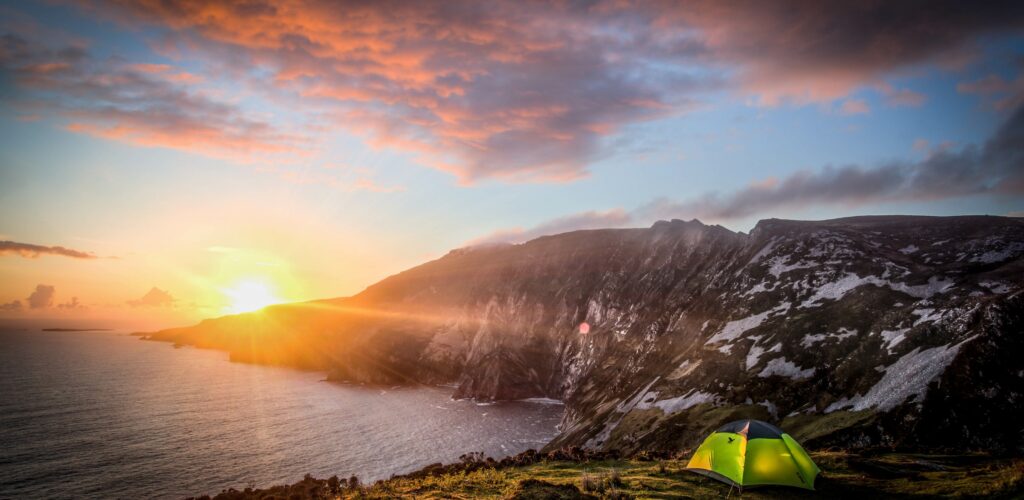 Un bivouac face aux falaises de Slieve League - © Uli