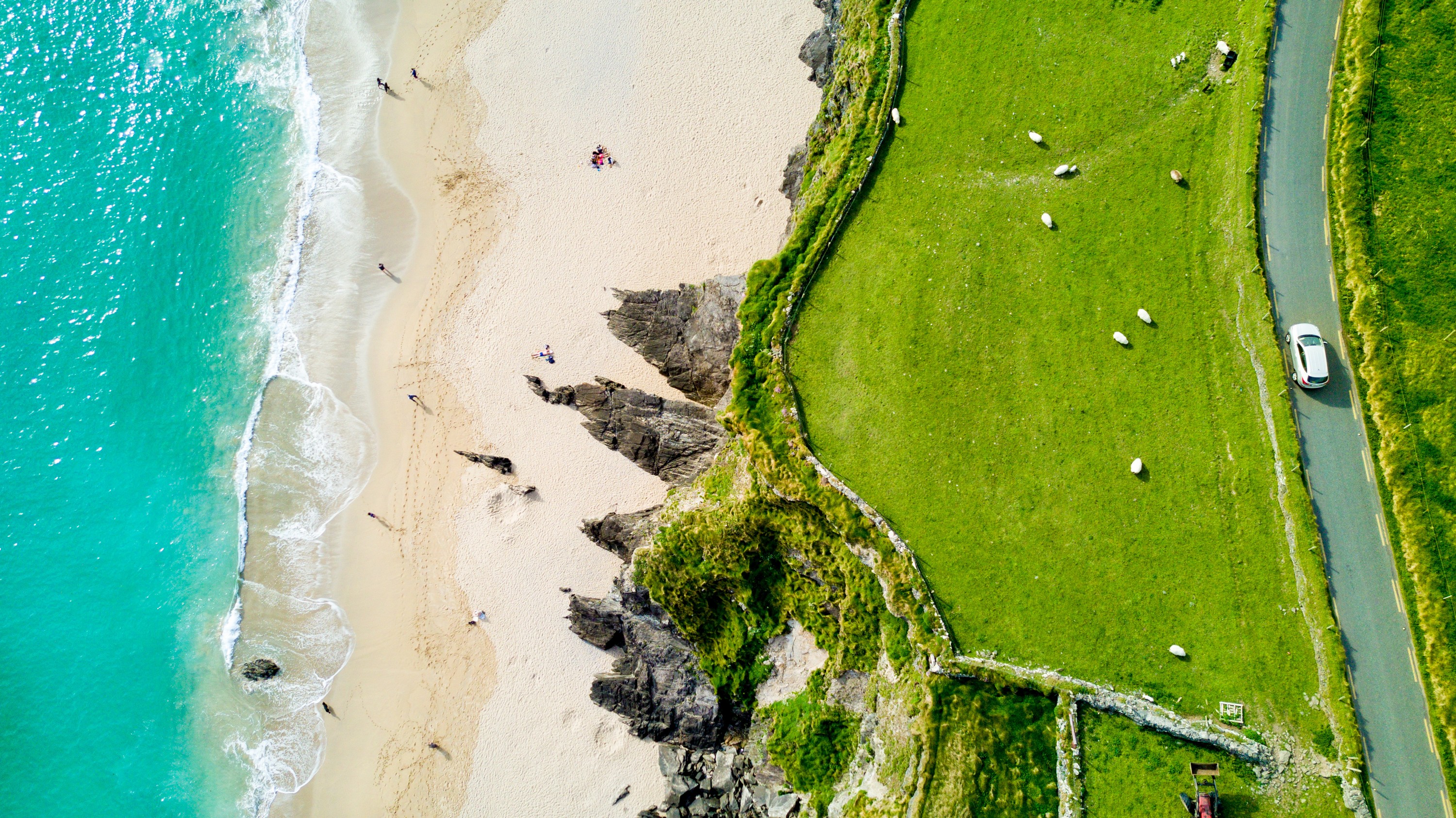 Vue aérienne de la Coumeenole beach - © Michael
