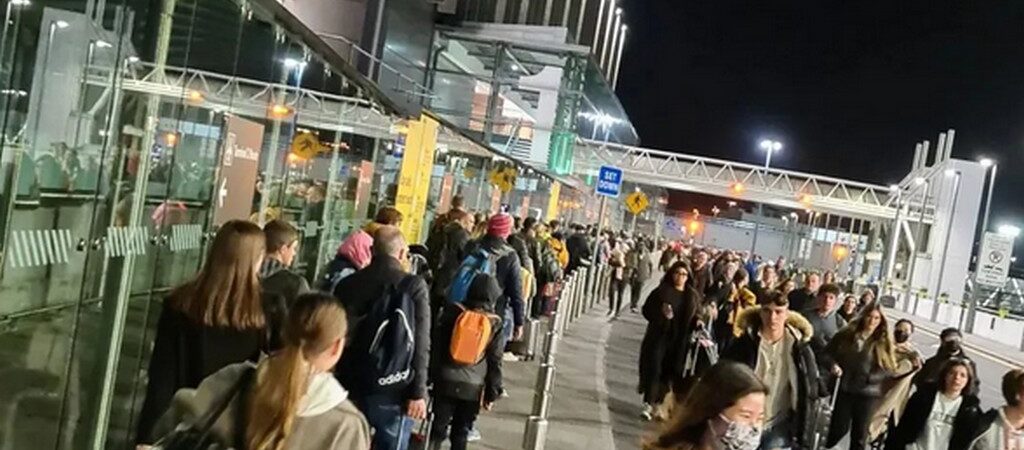 File d'attente pour la sécurité à l'aéroport de Dublin - @frielfree