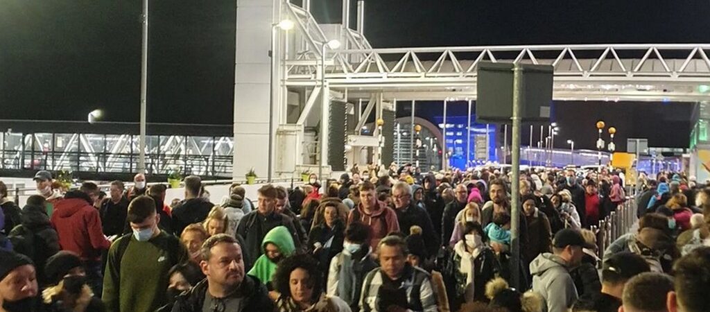 Queue interminable à l'aéroport de Dublin - @dog_n_dad - Instagram