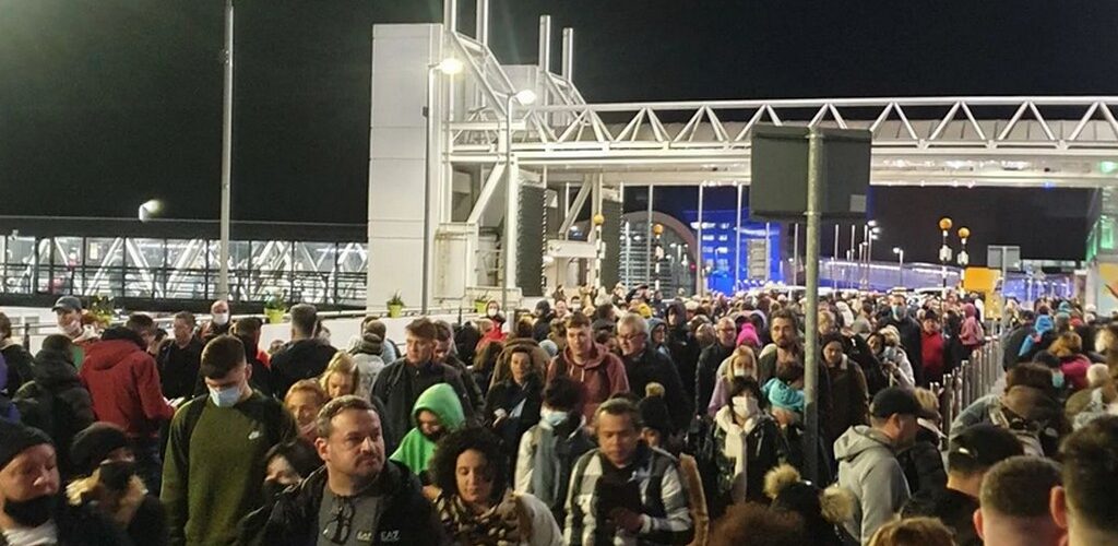 Queue interminable à l'aéroport de Dublin - @dog_n_dad - Instagram
