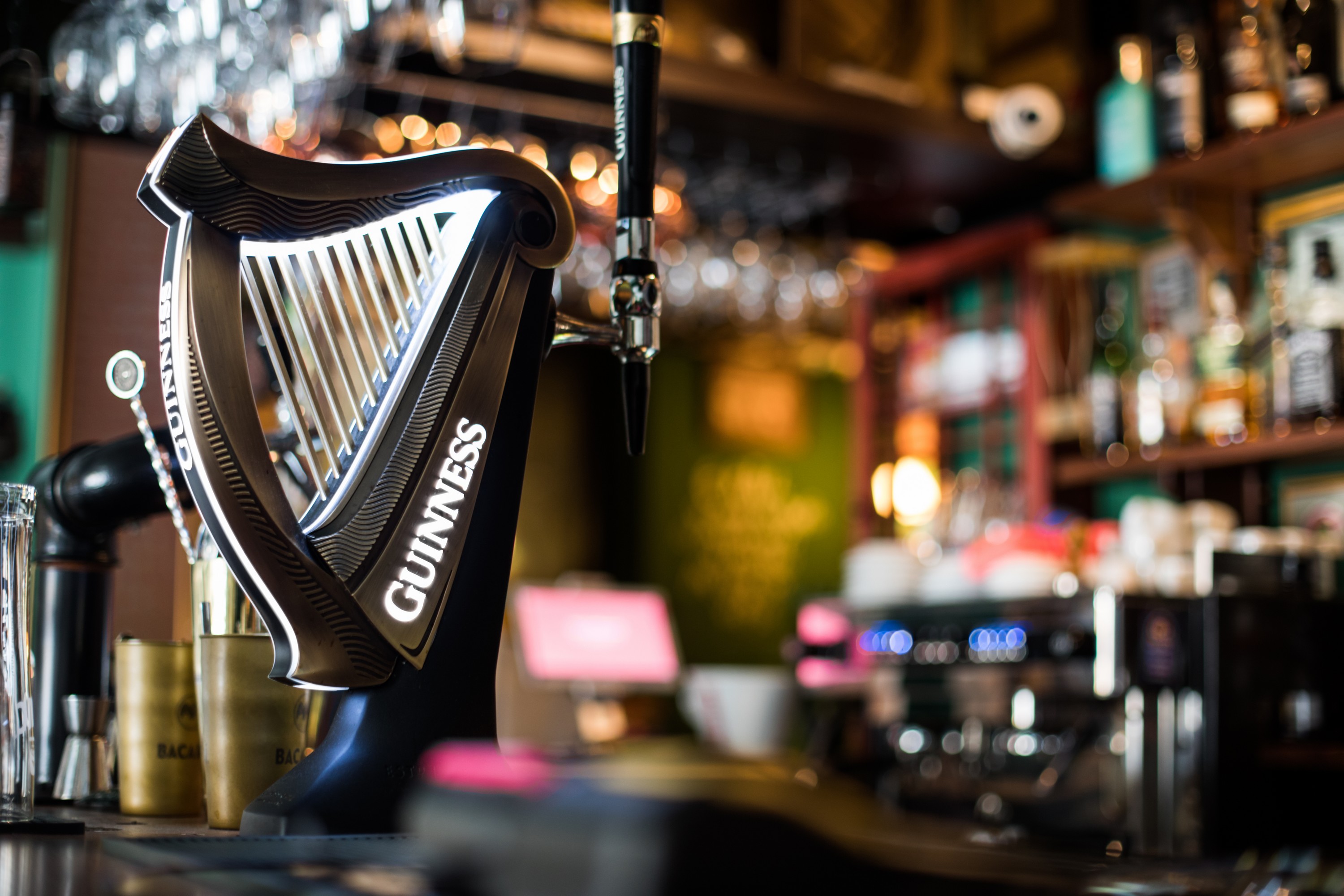 Une pompe à bière Guinness en forme de harpe - © bizoo_n