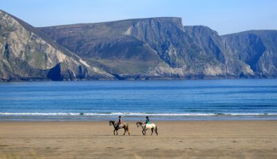 promenade cheval achill island beach