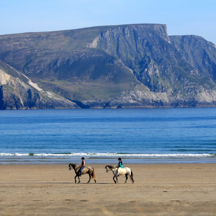 promenade cheval achill island beach