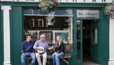 A traditional Irish music session in an Irish pub, where Dirty Old Town is performed - © Stephen Power - Tourism Ireland