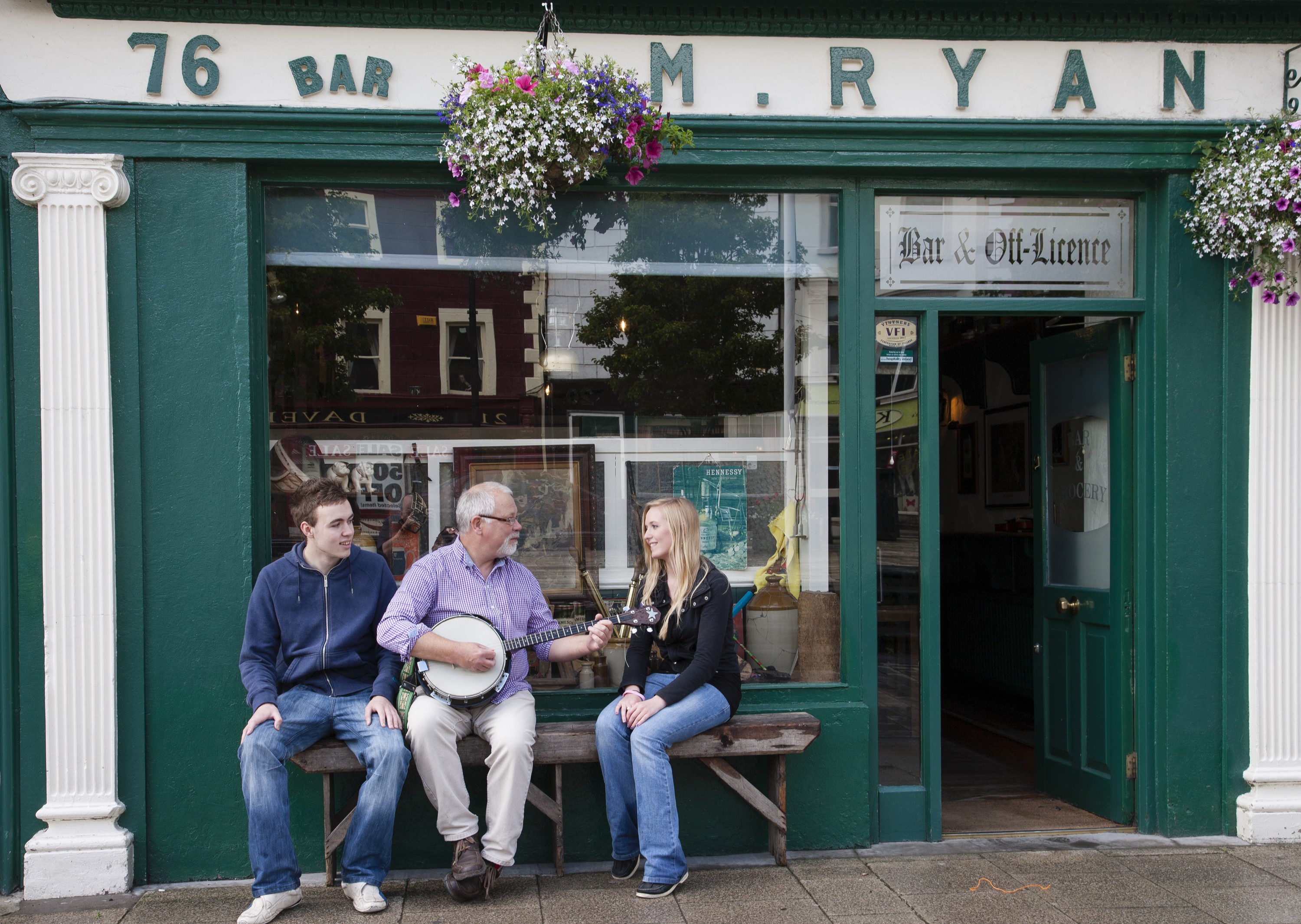 A traditional Irish music session in an Irish pub - © Stephen Power - Tourism Ireland