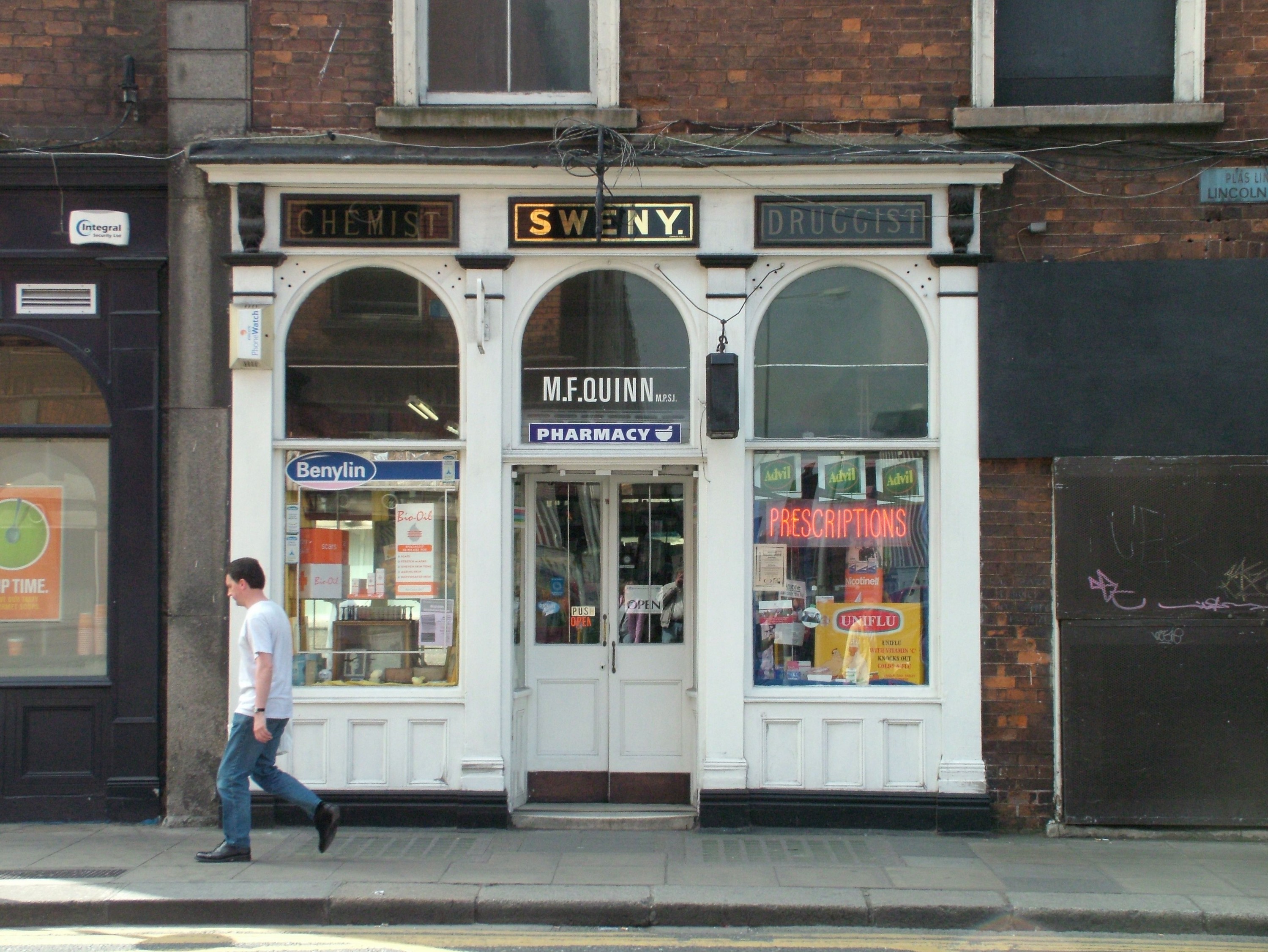 La Sweny’s Pharmacy - Clemensfranz - cc