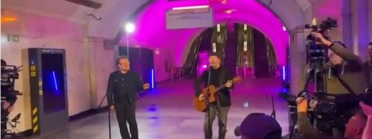 Bono et The Edge en concert dans une station de métro à Kiev