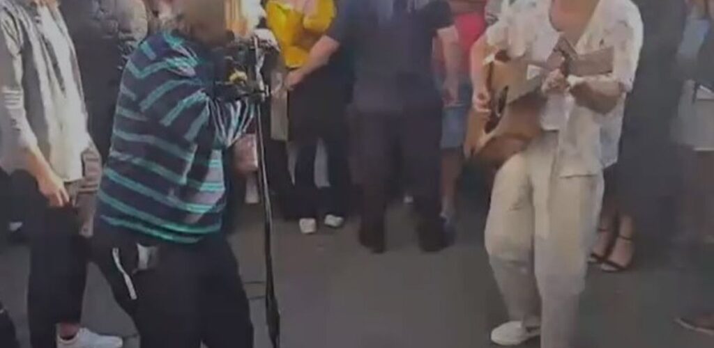 Niall Horan and Lewis Capaldi improvise a free concert on the streets of Dublin!