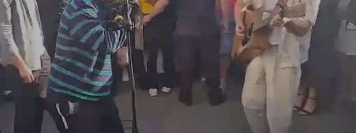 Niall Horan et Lewis Capaldi, chantant dans une rue de Dublin