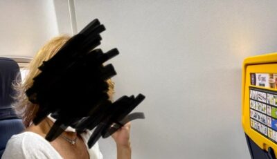 Paula Sanchez shows the absence of a porthole in a Tweet