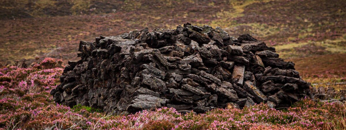 De la tourbe en train de sécher en Irlande - © lemanieh 