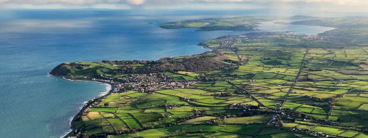 Vue aérienne de Ballygally en Irlande du Nord - © peter 