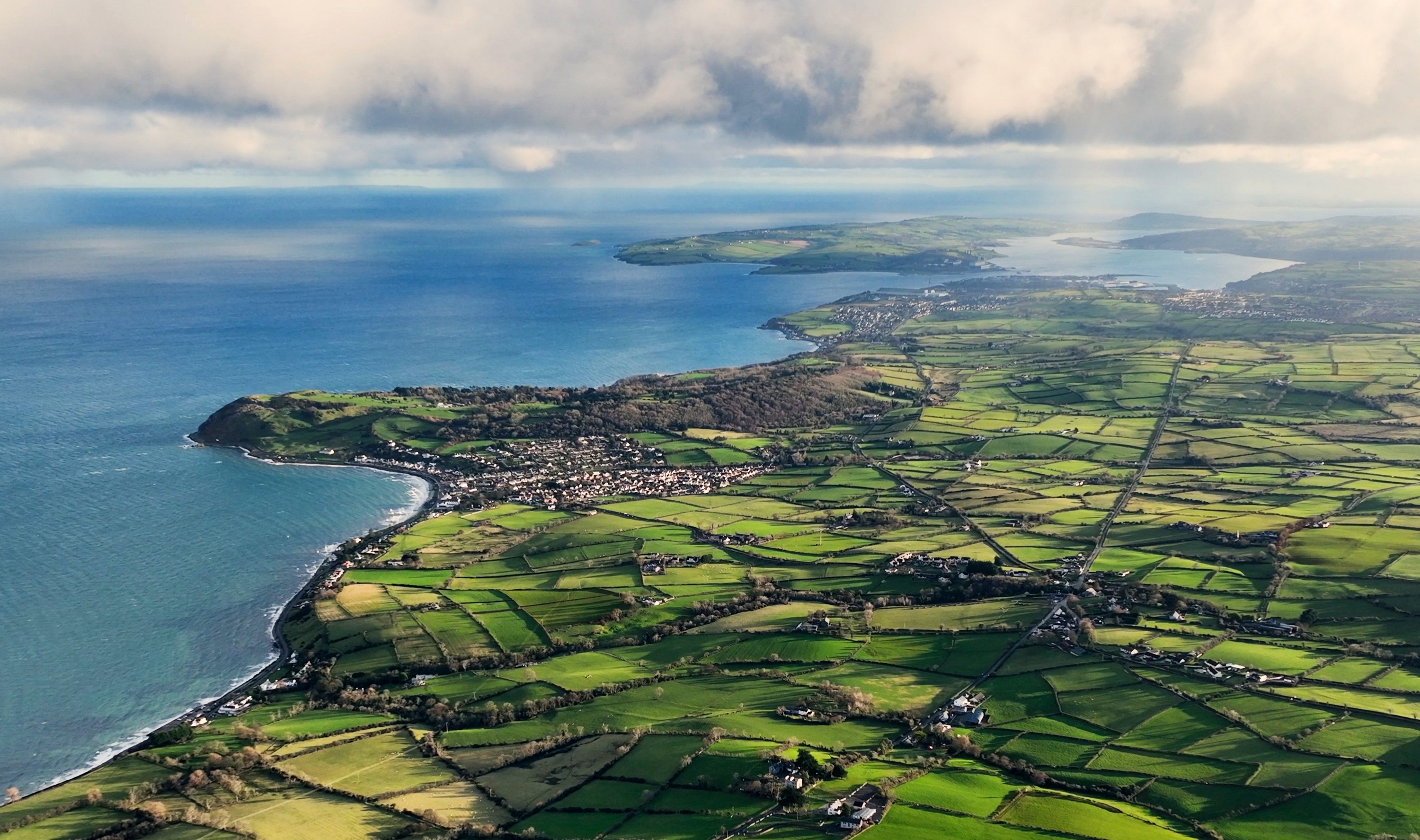 Vue aérienne de Ballygally en Irlande du Nord - © peter 