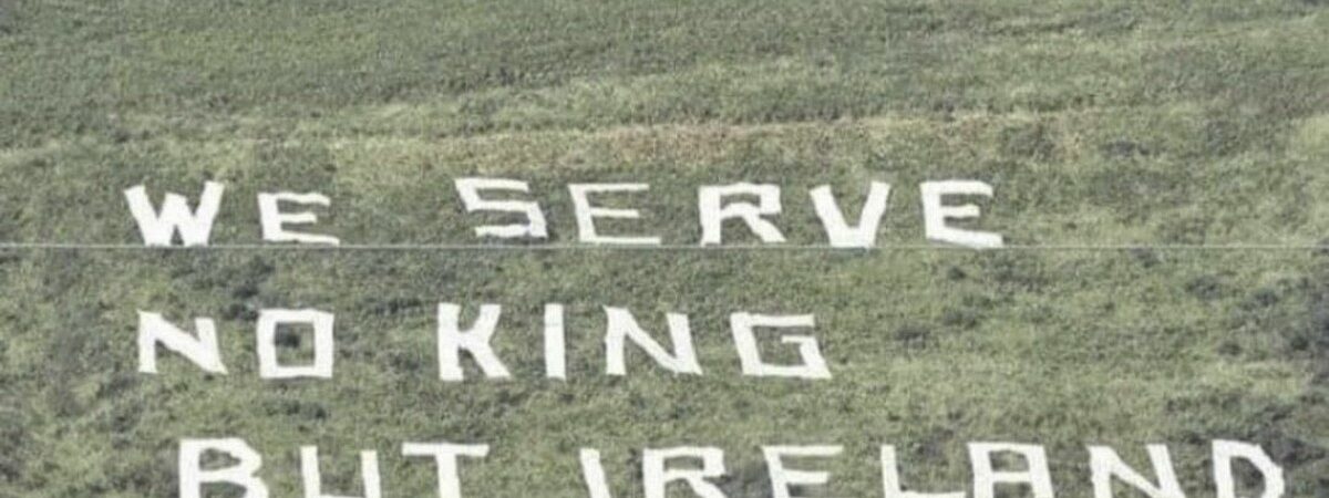 We serve no King but Ireland : un message de protestation est apparu à Belfast à l'occasion du couronnement de Charles III - https://streetartutopia.com