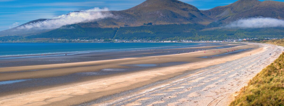 Slieve Donard vu de la Murlough Beach dans le comté de Down - © Terry R1/Wirestock Creators