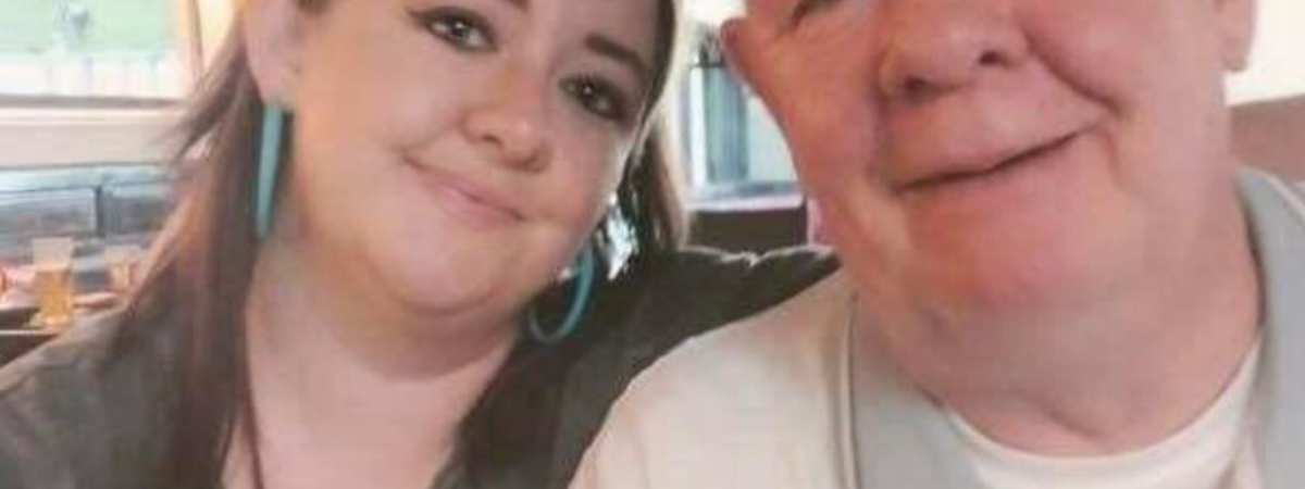 Aoife Byrne, à l'origine du message, pose avec son père - Facebook (Sun by the Sea)