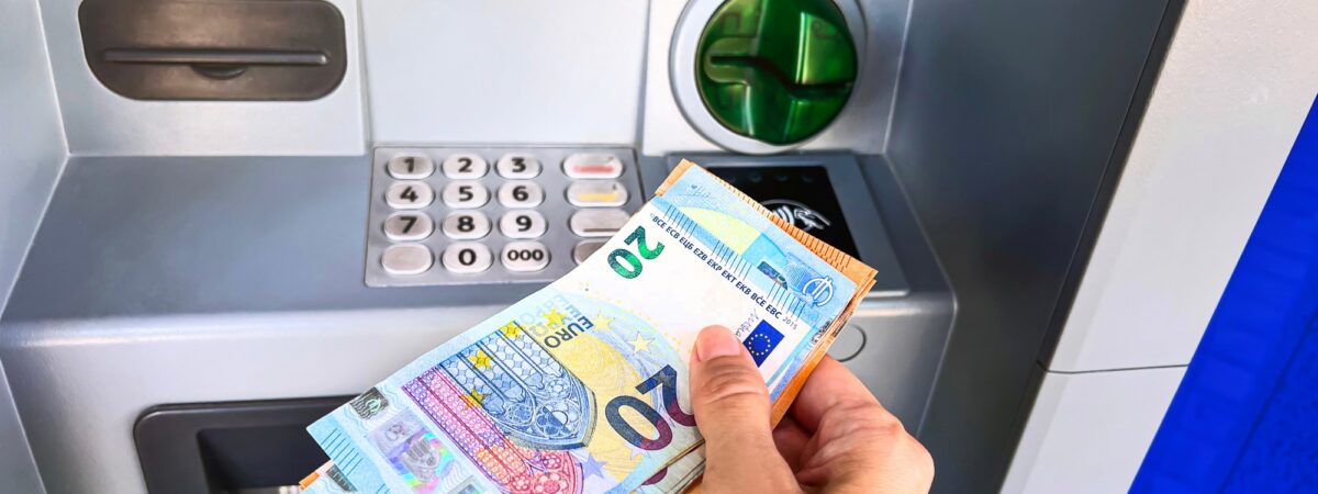 Des irlandais ont profités d'un bug de la Bank of Ireland pour retirer gratuitement 1000€ - © Aida Servi  