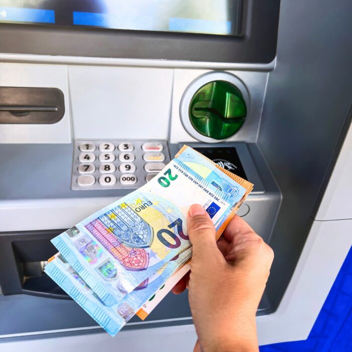 Des irlandais ont profités d'un bug de la Bank of Ireland pour retirer gratuitement 1000€ -  Aida Servi