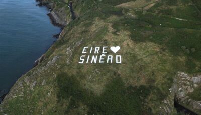 Les lettres ÉIRE ♡  SINÉAD sont apparues sur les hauteurs de Bray -  Tenth Man