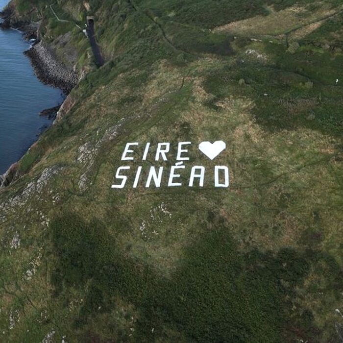 Les lettres ÉIRE ♡  SINÉAD sont apparues sur les hauteurs de Bray -  Tenth Man