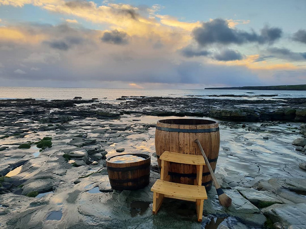Des bains d'algues en tonneaux sont proposés par La Wild Atlentic Way Seaweeds baths - wildatlanticseaweedbaths.com