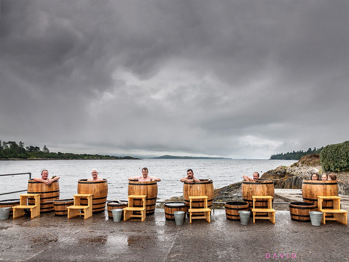 Des bains d'algues en tonneaux sont proposés par La Wild Atlentic Way Seaweeds baths - wildatlanticseaweedbaths.com