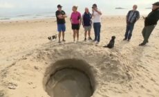 Le prétendu cratère découvert sur la plage de Portmarnock - Virgin Media