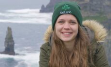 Une irlandaise face aux Falaises de Moher - 4kclips