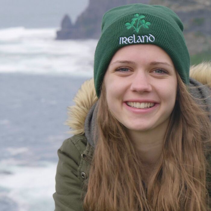 Une irlandaise face aux Falaises de Moher - 4kclips