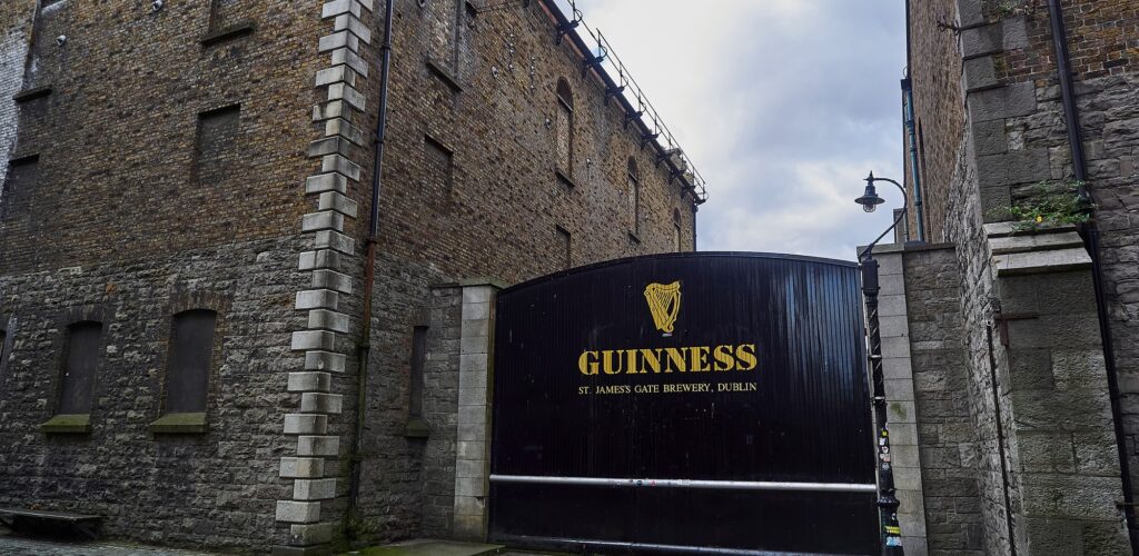 La St James Gate à Dublin, près du Guinness Storehouse - © Jens