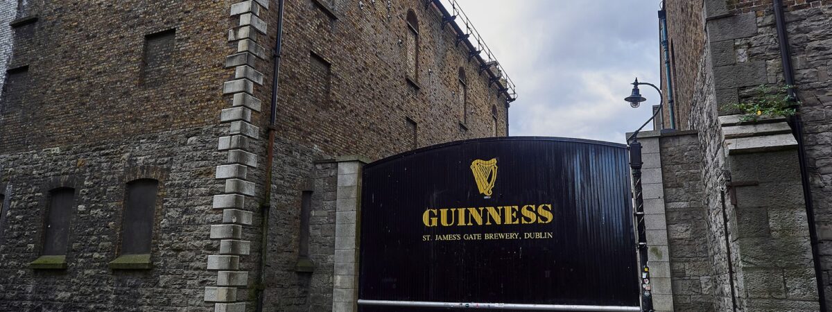 La St James Gate à Dublin, près du Guinness Storehouse - © Jens