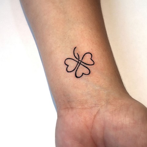 Un tatouage de trèfle irlandais