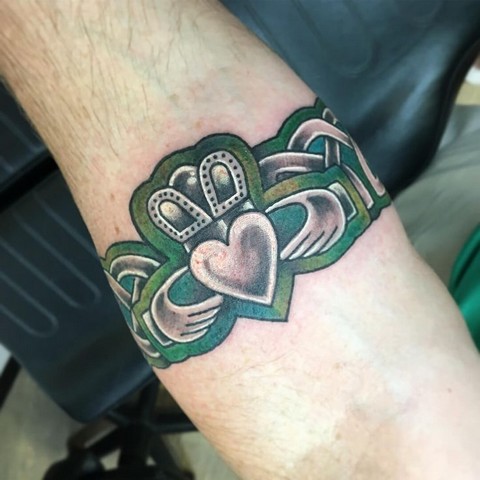 Fine line Claddagh (Sep 2019-Feb 2024) : r/agedtattoos