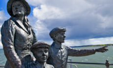 Statue de Annie Moore, jeune femme évoquée dans la chanson "Isle of Hope, Isle of Tears" - 
Ron Cogswell - cc