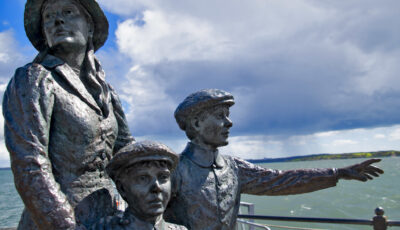Statue de Annie Moore, jeune femme évoquée dans la chanson "Isle of Hope, Isle of Tears" - 
Ron Cogswell - cc