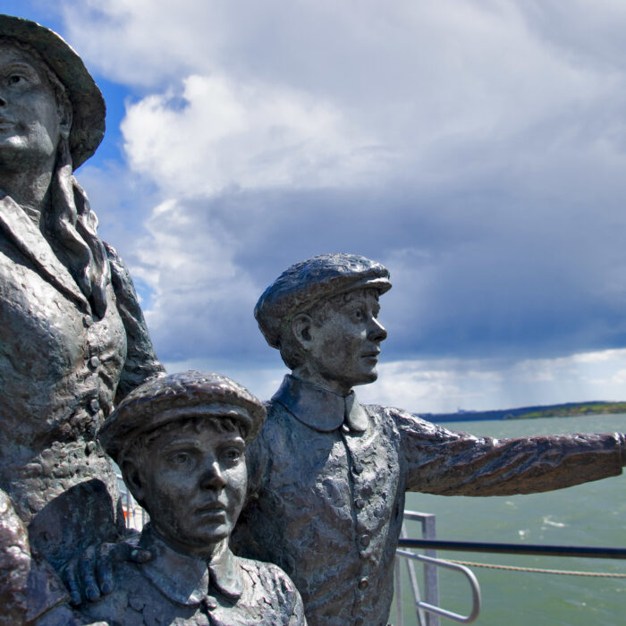Statue de Annie Moore, jeune femme évoquée dans la chanson "Isle of Hope, Isle of Tears" - 
Ron Cogswell - cc
