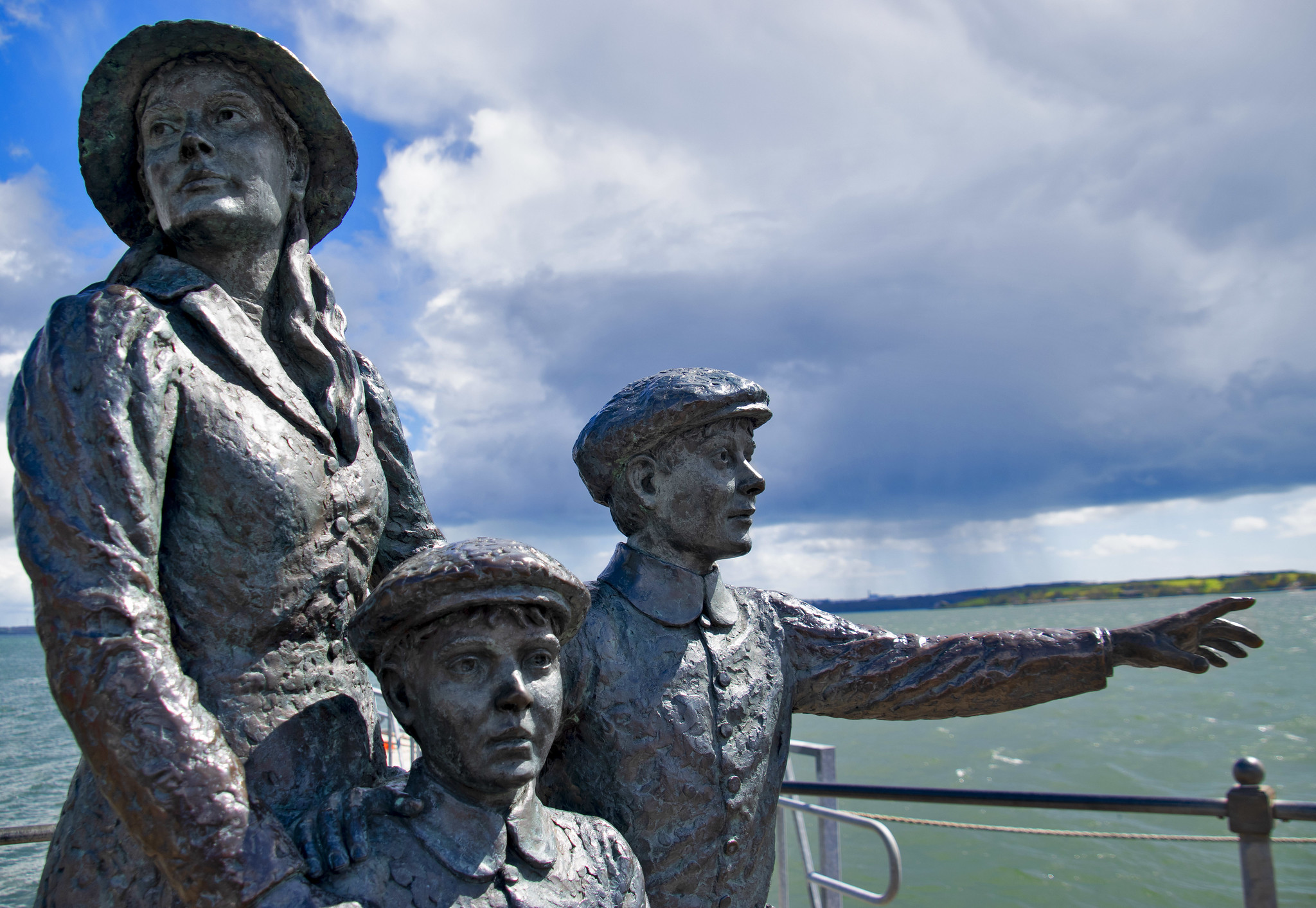 Statue de Annie Moore, jeune femme évoquée dans la chanson 