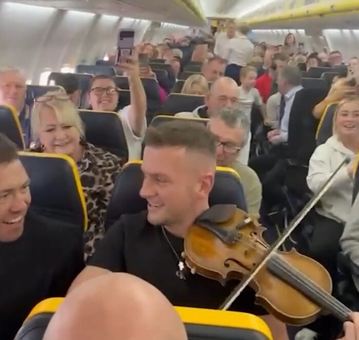 A Ryanair flight turned into an impromptu Irish music concert!