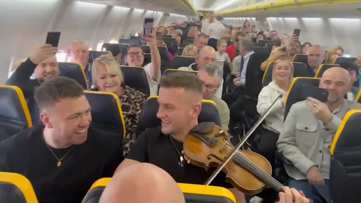 A Ryanair flight turned into an impromptu Irish music concert!