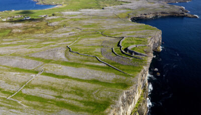 Dun Aengus Fort 1 Stone walls of Dún Aonghasa facing the Atlantic Ocean on Inis Mór
